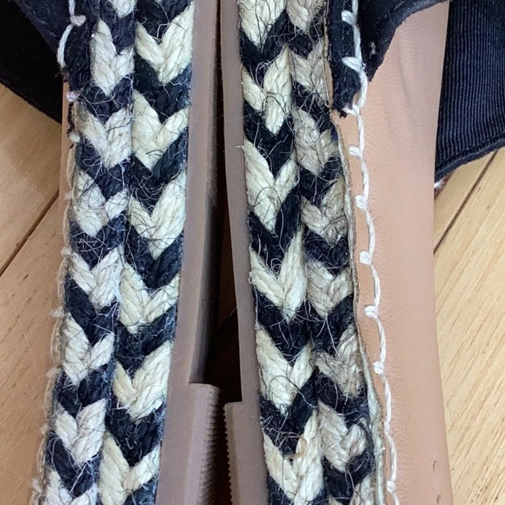 Old Navy woven rope and faux suede slide on sandals. Women’s size 10